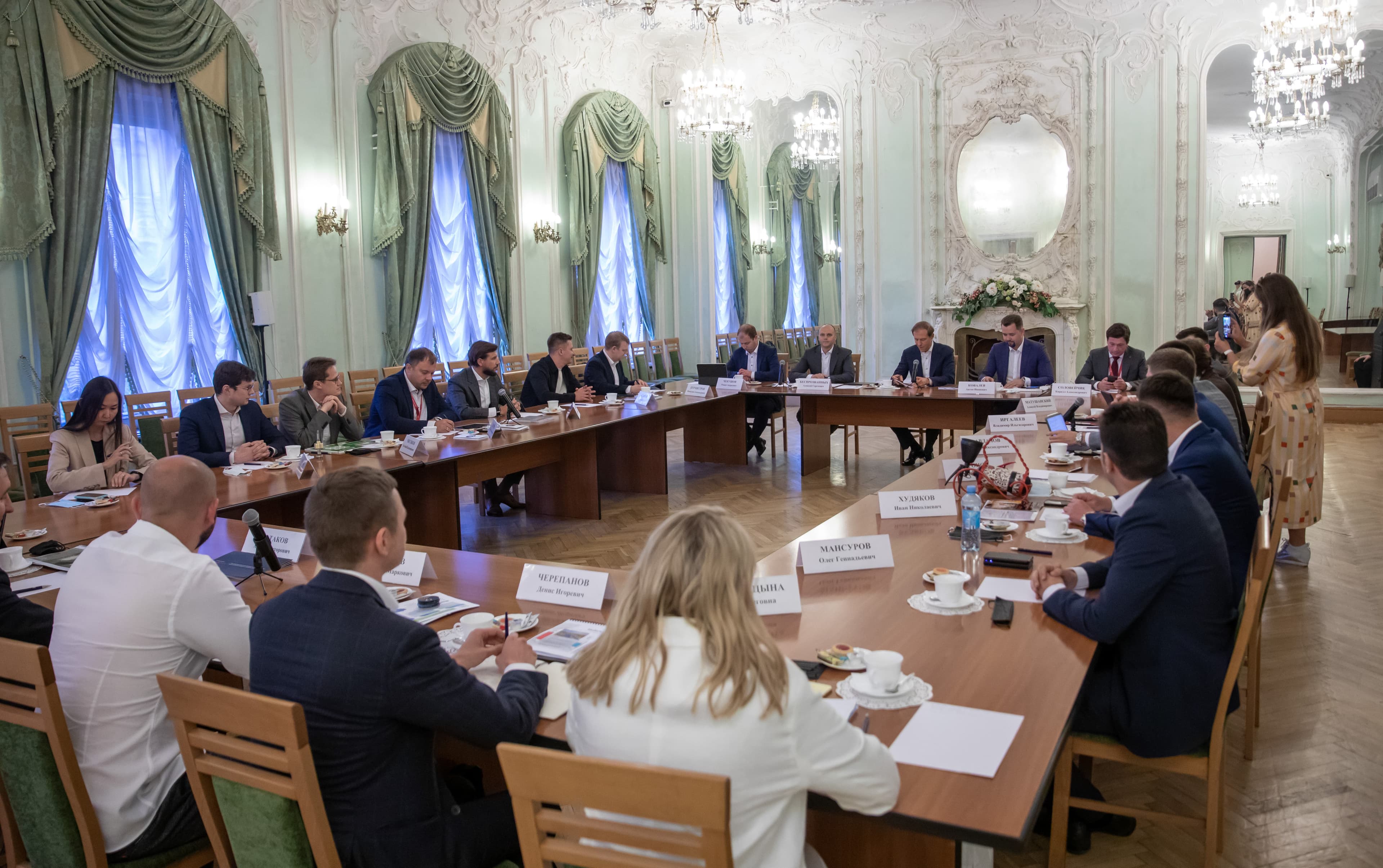 Рабочая встреча Министра промышленности и торговли Д.В. Мантурова с членами Союза "Клуб молодых промышленников"