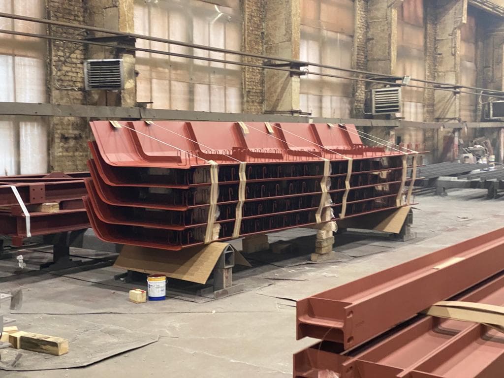 Окрашенные метоллоконструкции блоков карниза моста для мостового перехода через р.Ока