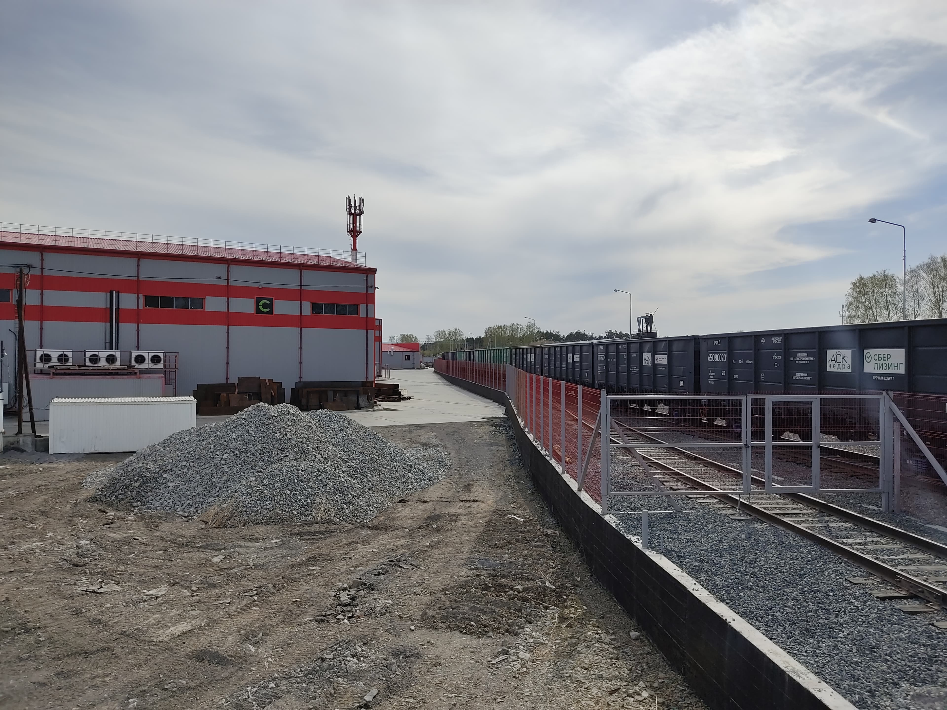 Завершающие работы на ж/д платформе для приема грузов в распределительном центре.