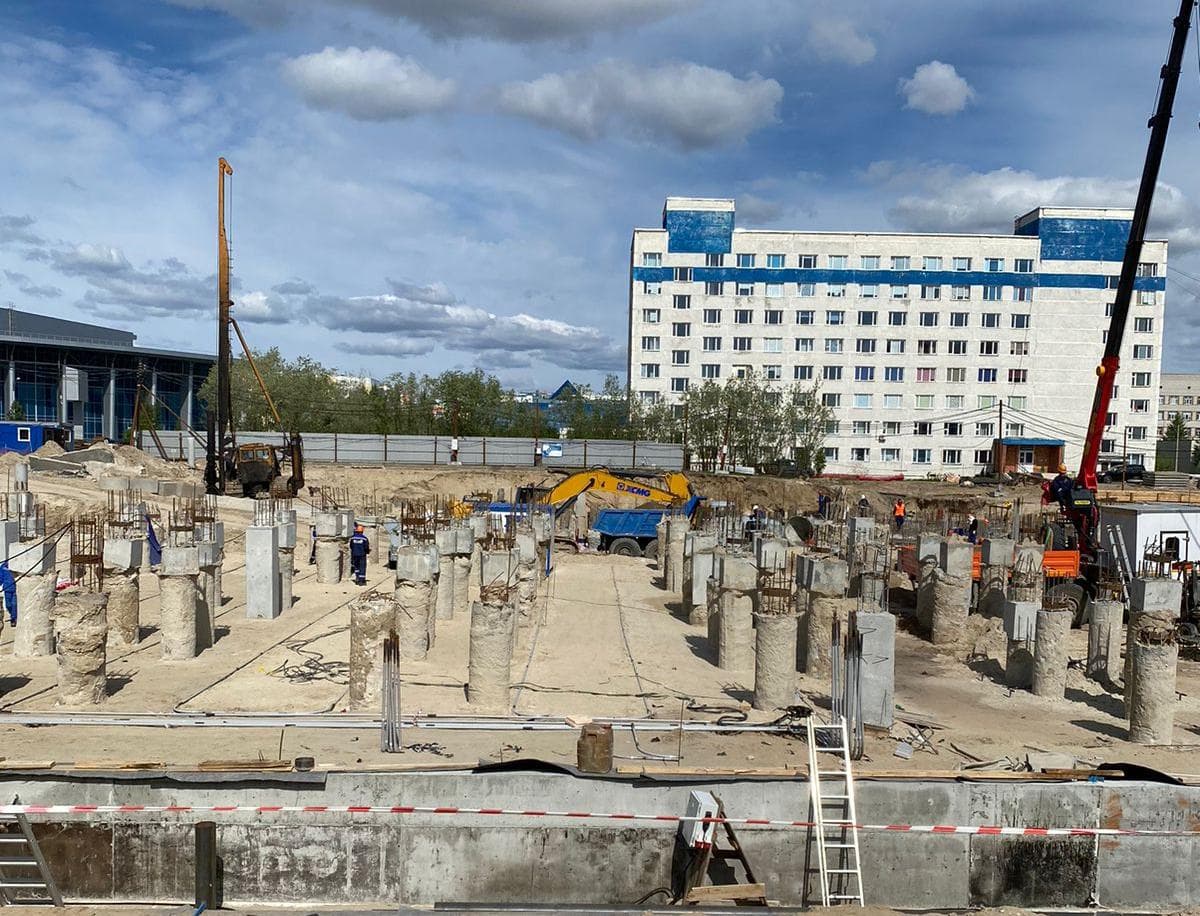 Многофункциональная площадка на территории административного центра ООО "Газпром добыча Ямбург" в г. Новом Уренгое с обустройством набережной озера