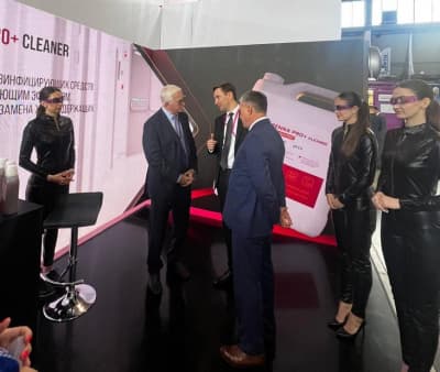 Александр Шохин на стенде партнерской компании ПОЛИМЕРРУС на площадке Иннопром 2024 в Екатеринбурге